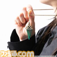 『パラノマサイト 伊勢人魚物語』キルケのペンデュラムネックレスが登場、チェーンを揺らしてダウジング気分。アヴィの地図クロスなど宝探しセットが予約開始