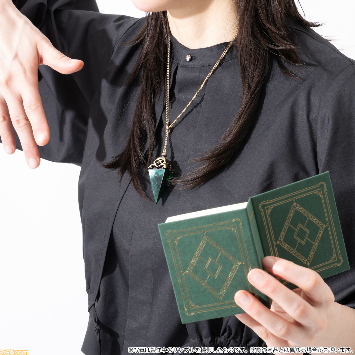 『パラノマサイト 伊勢人魚物語』キルケのペンデュラムネックレスが登場、チェーンを揺らしてダウジング気分。アヴィの地図クロスなど宝探しセットが予約開始