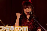『配信少女ノ裏垢迷宮』ラグドロップスの鍵垢ライブをフォトリポート。不穏なナレーション後にはボーカルキャラの死が明かされる……【はのうら】