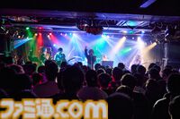 『配信少女ノ裏垢迷宮』ラグドロップスの鍵垢ライブをフォトリポート。不穏なナレーション後にはボーカルキャラの死が明かされる……【はのうら】