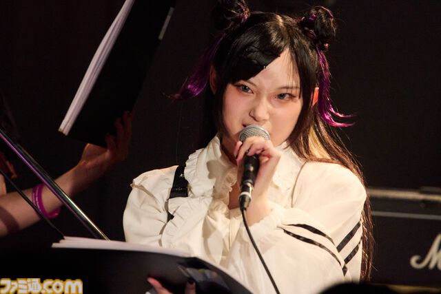 『配信少女ノ裏垢迷宮』ラグドロップスの鍵垢ライブをフォトリポート。不穏なナレーション後にはボーカルキャラの死が明かされる……【はのうら】