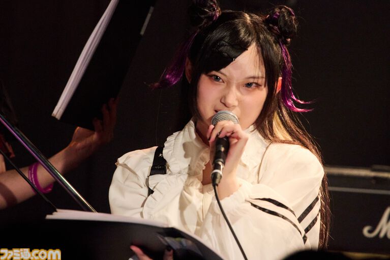 『配信少女ノ裏垢迷宮』ラグドロップスの鍵垢ライブをフォトリポート。不穏なナレーション後にはボーカルキャラの死が明かされる……【はのうら】