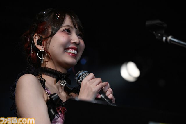『配信少女ノ裏垢迷宮』ラグドロップスの鍵垢ライブをフォトリポート。不穏なナレーション後にはボーカルキャラの死が明かされる……【はのうら】