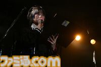 『配信少女ノ裏垢迷宮』ラグドロップスの鍵垢ライブをフォトリポート。不穏なナレーション後にはボーカルキャラの死が明かされる……【はのうら】