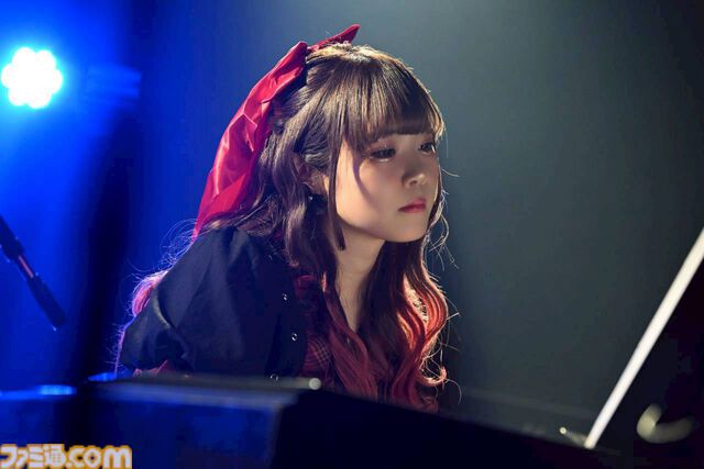 『配信少女ノ裏垢迷宮』ラグドロップスの鍵垢ライブをフォトリポート。不穏なナレーション後にはボーカルキャラの死が明かされる……【はのうら】