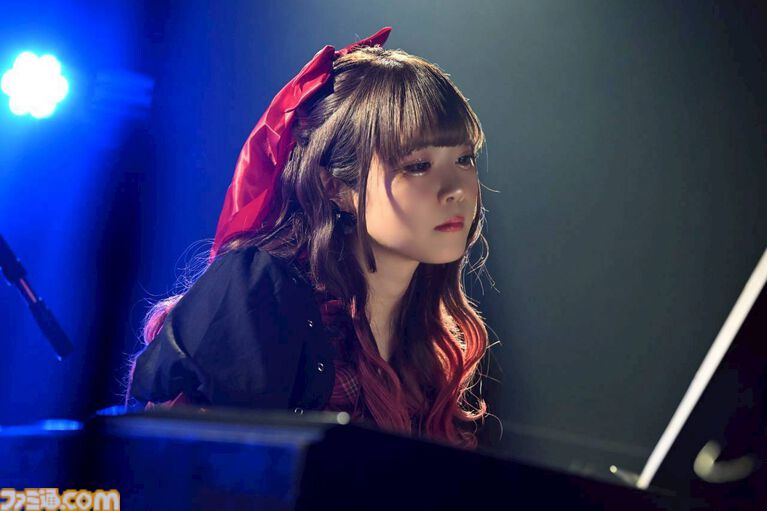 『配信少女ノ裏垢迷宮』ラグドロップスの鍵垢ライブをフォトリポート。不穏なナレーション後にはボーカルキャラの死が明かされる……【はのうら】
