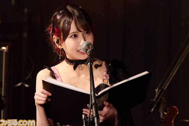『配信少女ノ裏垢迷宮』ラグドロップスの鍵垢ライブをフォトリポート。不穏なナレーション後にはボーカルキャラの死が明かされる……【はのうら】