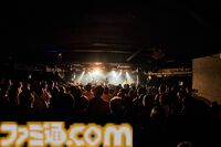 『配信少女ノ裏垢迷宮』ラグドロップスの鍵垢ライブをフォトリポート。不穏なナレーション後にはボーカルキャラの死が明かされる……【はのうら】