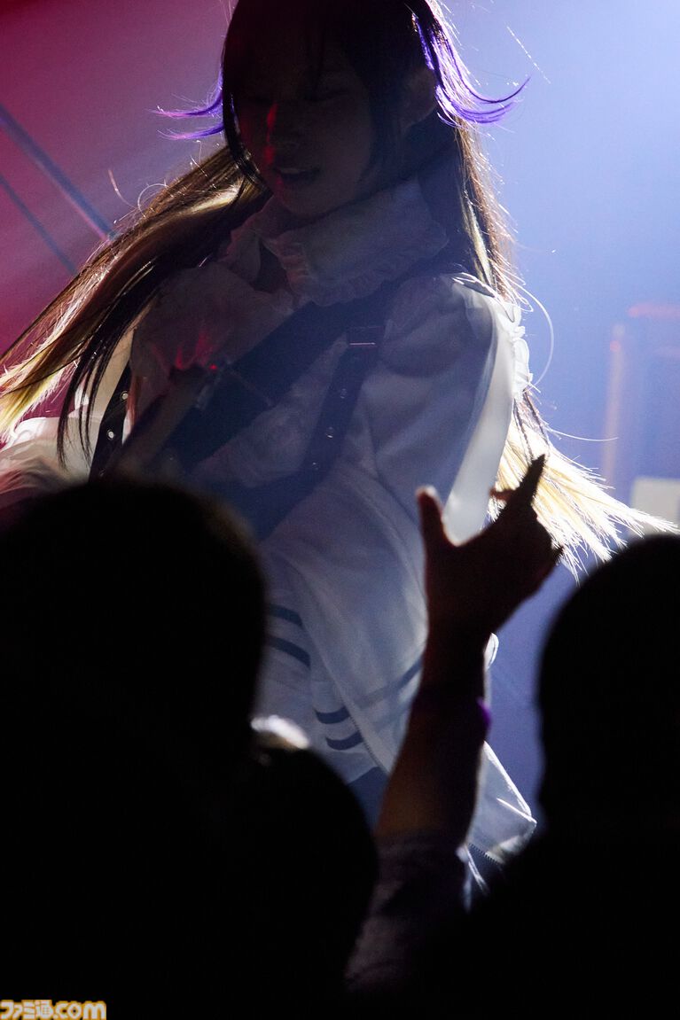 『配信少女ノ裏垢迷宮』ラグドロップスの鍵垢ライブをフォトリポート。不穏なナレーション後にはボーカルキャラの死が明かされる……【はのうら】
