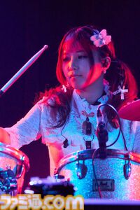『配信少女ノ裏垢迷宮』ラグドロップスの鍵垢ライブをフォトリポート。不穏なナレーション後にはボーカルキャラの死が明かされる……【はのうら】