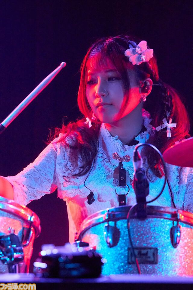 『配信少女ノ裏垢迷宮』ラグドロップスの鍵垢ライブをフォトリポート。不穏なナレーション後にはボーカルキャラの死が明かされる……【はのうら】