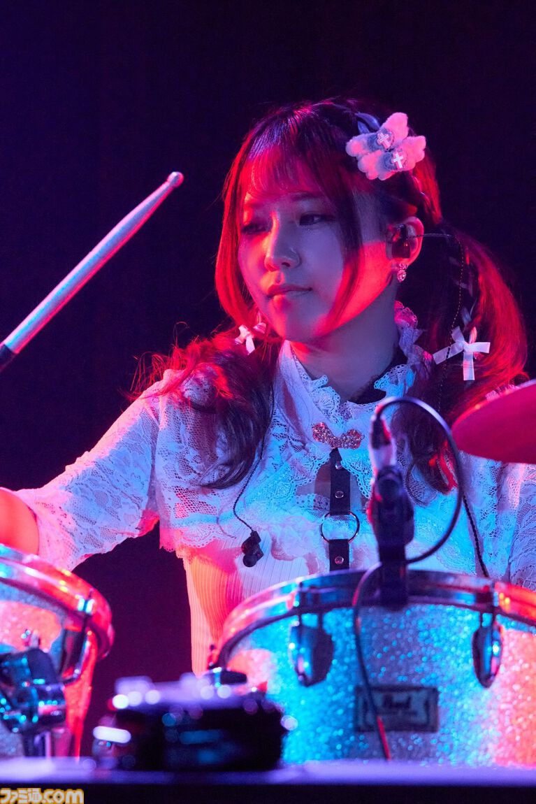 『配信少女ノ裏垢迷宮』ラグドロップスの鍵垢ライブをフォトリポート。不穏なナレーション後にはボーカルキャラの死が明かされる……【はのうら】