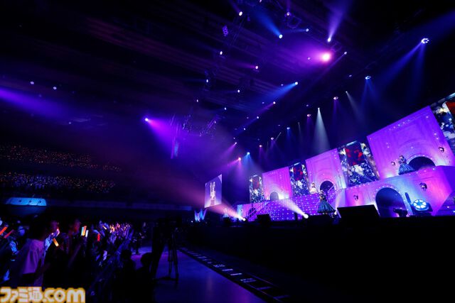 『アイマス ミリオンライブ！』13thライブDAY2リポート。二階堂千鶴の主演公演は“Grand bal masqué”のテーマにピッタリのゴージャスなライブ。新曲『ムーンライト・プロムナード』がオープニングを飾る