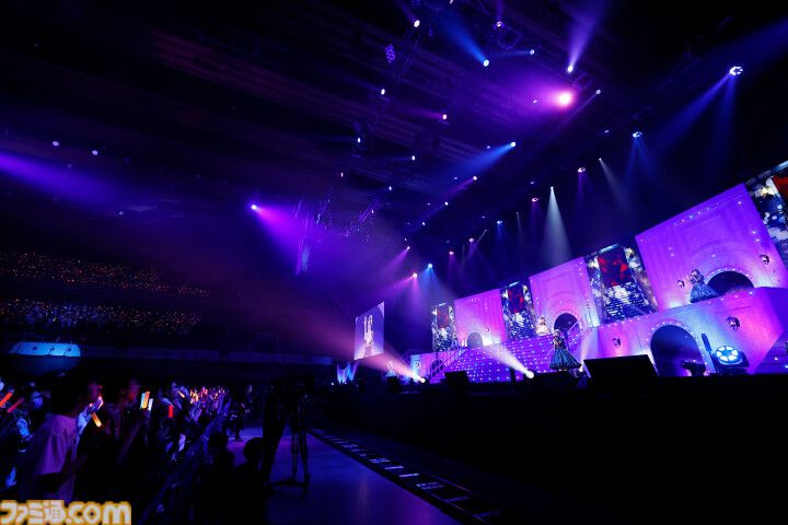 『アイマス ミリオンライブ！』13thライブDAY2リポート。二階堂千鶴の主演公演は“Grand bal masqué”のテーマにピッタリのゴージャスなライブ。新曲『ムーンライト・プロムナード』がオープニングを飾る
