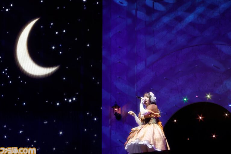 『アイマス ミリオンライブ！』13thライブDAY2リポート。二階堂千鶴の主演公演は“Grand bal masqué”のテーマにピッタリのゴージャスなライブ。新曲『ムーンライト・プロムナード』がオープニングを飾る