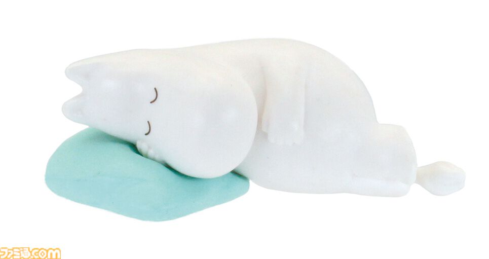 ムーミンやスナフキンたちがすやすや眠る姿がかわいい。新作マスコットガチャが6月中旬に発売。取り外し可能な小物つき
