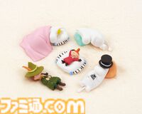 ムーミンやスナフキンたちがすやすや眠る姿がかわいい。新作マスコットガチャが6月中旬に発売。取り外し可能な小物つき