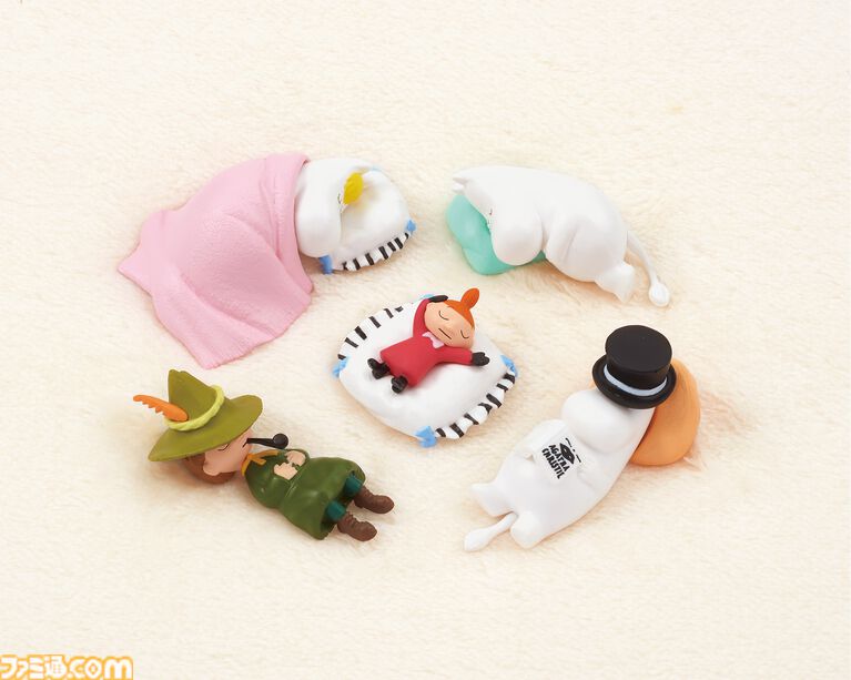 ムーミンやスナフキンたちがすやすや眠る姿がかわいい。新作マスコットガチャが6月中旬に発売。取り外し可能な小物つき