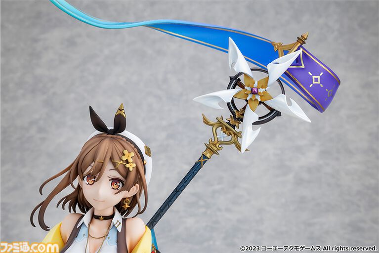 『ライザのアトリエ3』パッケージ絵のライザが1/7スケールフィギュアになって登場。エビテン限定特典でアクリルブロック&カード型アクスタが付属