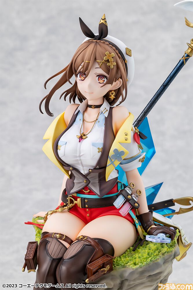 『ライザのアトリエ3』パッケージ絵のライザが1/7スケールフィギュアになって登場。エビテン限定特典でアクリルブロック&カード型アクスタが付属