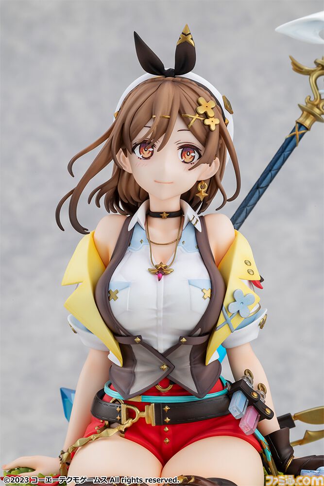 『ライザのアトリエ3』パッケージ絵のライザが1/7スケールフィギュアになって登場。エビテン限定特典でアクリルブロック&カード型アクスタが付属