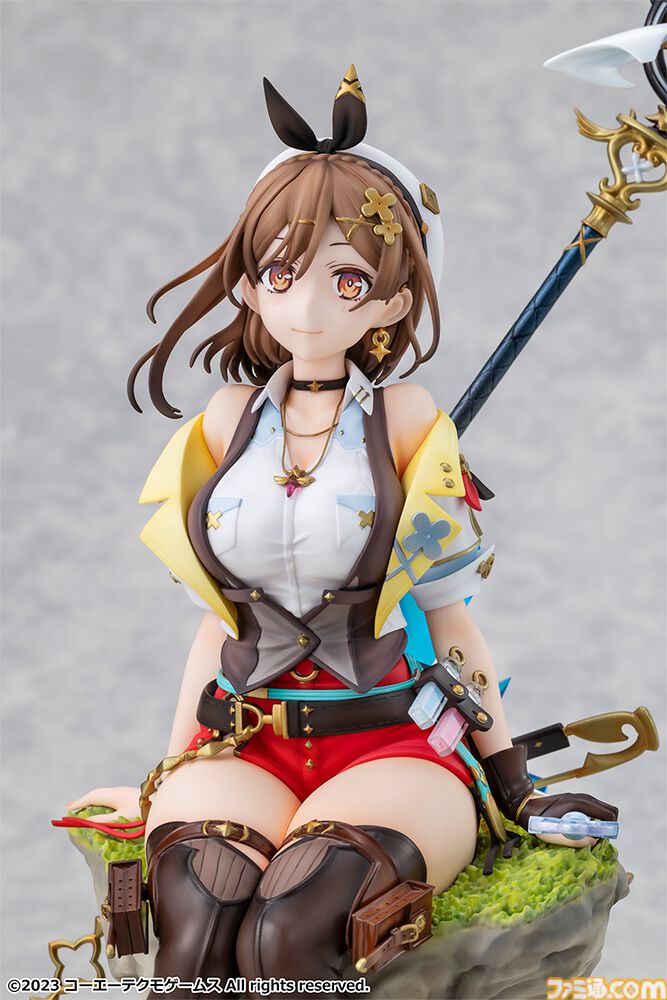 『ライザのアトリエ3』パッケージ絵のライザが1/7スケールフィギュアになって登場。エビテン限定特典でアクリルブロック&カード型アクスタが付属