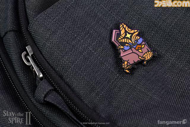 『Slay the Spire 2』5人のプレイアブルキャラがあしらわれたTシャツがクール。ステッカー、ピンバッジなど公式グッズ4点が販売開始