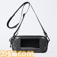 “PSP”デザインのクロスボディバッグがZARAで発売中。画面部分にスマホを入れて操作できるビニール窓付き。左右の方向キーや◯✕△▢ボタン、アナログパッドといった特徴的な意匠も