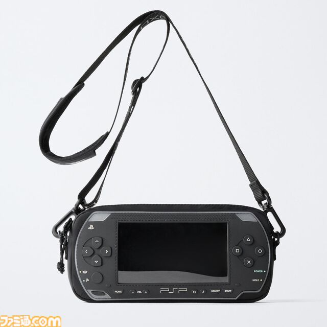 “PSP”デザインのクロスボディバッグがZARAで発売中。画面部分にスマホを入れて操作できるビニール窓付き。左右の方向キーや◯✕△▢ボタン、アナログパッドといった特徴的な意匠も