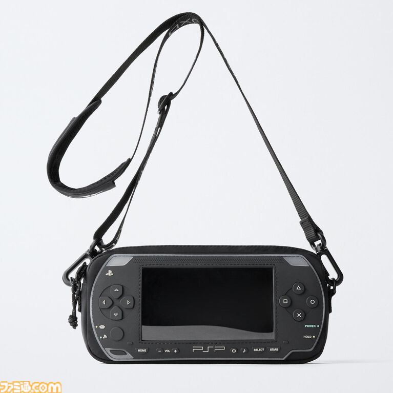 “PSP”デザインのクロスボディバッグがZARAで発売中。画面部分にスマホを入れて操作できるビニール窓付き。左右の方向キーや◯✕△▢ボタン、アナログパッドといった特徴的な意匠も