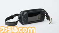“PSP”デザインのクロスボディバッグがZARAで発売中。画面部分にスマホを入れて操作できるビニール窓付き。左右の方向キーや◯✕△▢ボタン、アナログパッドといった特徴的な意匠も