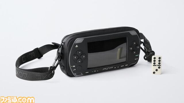 “PSP”デザインのクロスボディバッグがZARAで発売中。画面部分にスマホを入れて操作できるビニール窓付き。左右の方向キーや◯✕△▢ボタン、アナログパッドといった特徴的な意匠も