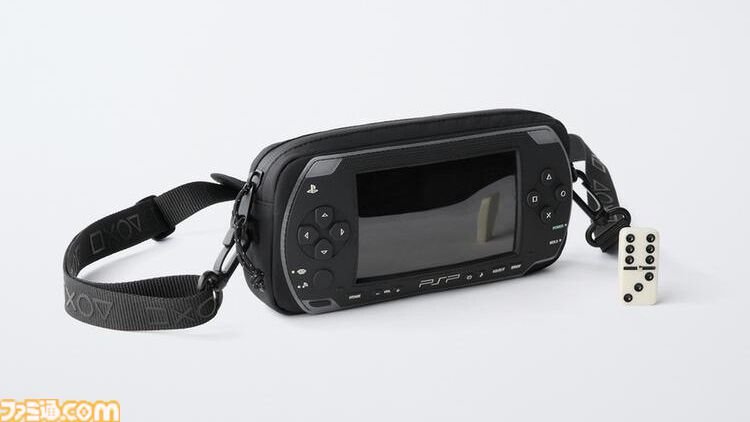 “PSP”デザインのクロスボディバッグがZARAで発売中。画面部分にスマホを入れて操作できるビニール窓付き。左右の方向キーや◯✕△▢ボタン、アナログパッドといった特徴的な意匠も