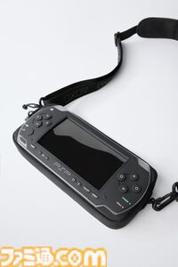“PSP”デザインのクロスボディバッグがZARAで発売中。画面部分にスマホを入れて操作できるビニール窓付き。左右の方向キーや◯✕△▢ボタン、アナログパッドといった特徴的な意匠も