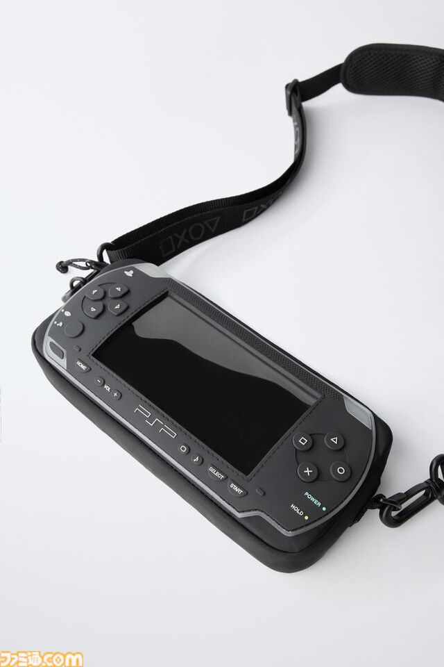 “PSP”デザインのクロスボディバッグがZARAで発売中。画面部分にスマホを入れて操作できるビニール窓付き。左右の方向キーや◯✕△▢ボタン、アナログパッドといった特徴的な意匠も