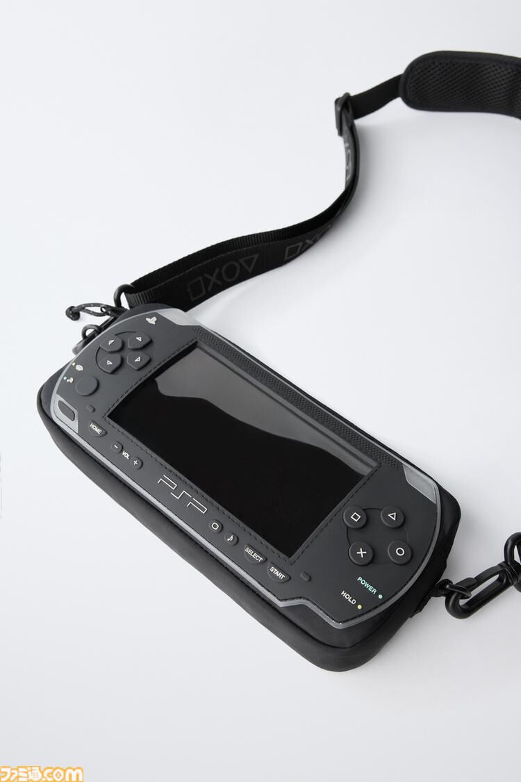 “PSP”デザインのクロスボディバッグがZARAで発売中。画面部分にスマホを入れて操作できるビニール窓付き。左右の方向キーや◯✕△▢ボタン、アナログパッドといった特徴的な意匠も