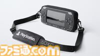 “PSP”デザインのクロスボディバッグがZARAで発売中。画面部分にスマホを入れて操作できるビニール窓付き。左右の方向キーや◯✕△▢ボタン、アナログパッドといった特徴的な意匠も
