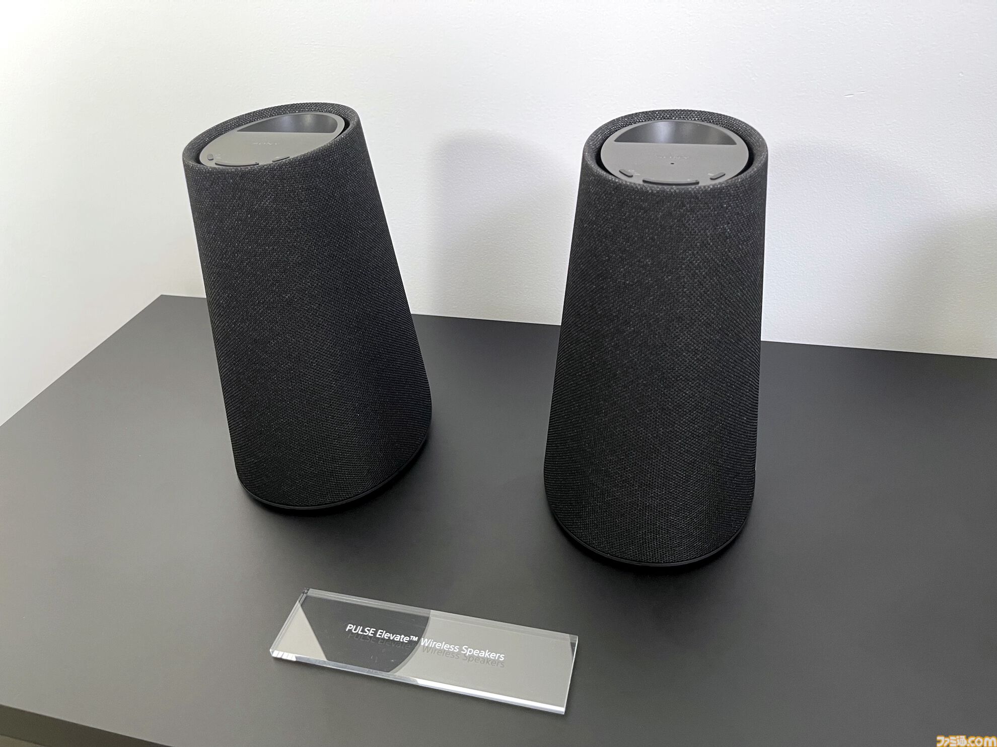 ソニー純正のゲーミングモニター、3Dオーディオスピーカー、アケコンを