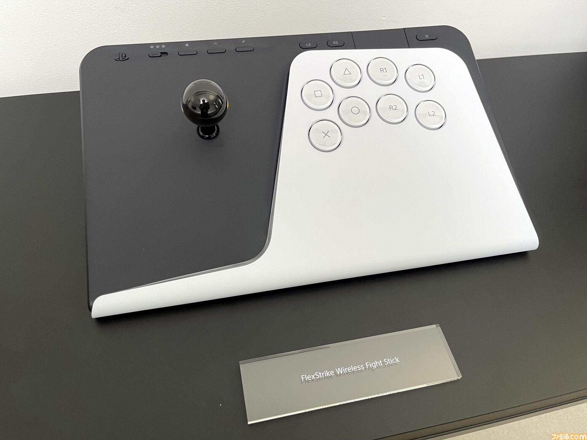 ソニー純正のゲーミングモニター、3Dオーディオスピーカー、アケコンを
