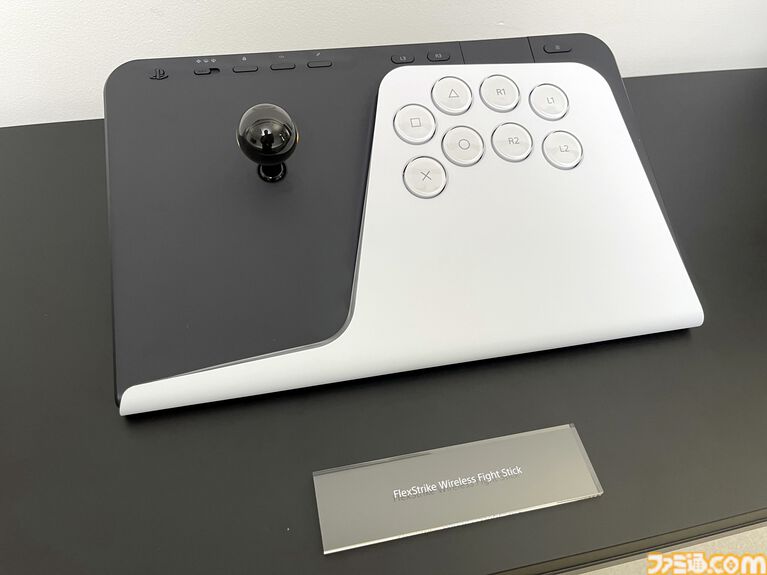 ソニー純正のゲーミングモニター、3Dオーディオスピーカー、アケコンを先行体験。PS5以外での使用も可能で、コンパクトながらに上質なゲーム体験を味わえる