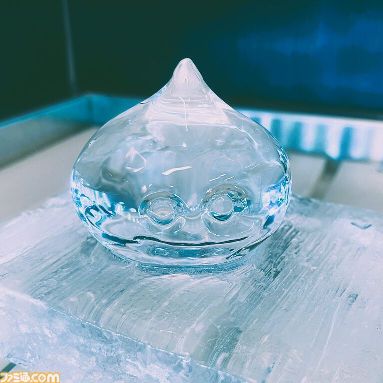 【ドラクエの日】老舗の製氷メーカーがアイスゴーレムとスライムの氷彫刻を作る。創業100年間を超える小野田商店が『ドラゴンクエスト』40周年をお祝い