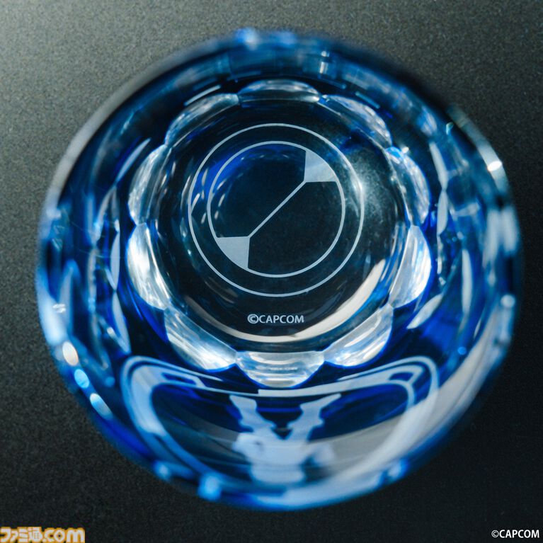 『ロックマンエグゼ』江戸切子の限定コラボグラス(5万9400円)が登場。ロックマンとブルースの2モデルが受注開始