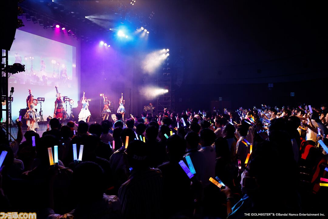 『アイマス シンデレラガールズ』Webラジオ“デレパ”公録イベント第12弾をリポート。プロデューサーが手掛ける今回の公録のテーマは“平成レトロ”。幼少期の微笑ましいエピソードやまさかのカバー曲も