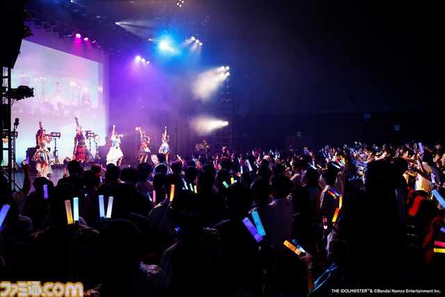 『アイマス シンデレラガールズ』Webラジオ“デレパ”公録イベント第12弾をリポート。プロデューサーが手掛ける今回の公録のテーマは“平成レトロ”。幼少期の微笑ましいエピソードやまさかのカバー曲も