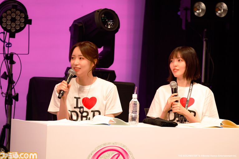 『アイマス シンデレラガールズ』Webラジオ“デレパ”公録イベント第12弾をリポート。プロデューサーが手掛ける今回の公録のテーマは“平成レトロ”。幼少期の微笑ましいエピソードやまさかのカバー曲も