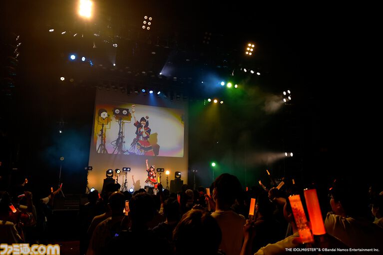 『アイマス シンデレラガールズ』Webラジオ“デレパ”公録イベント第12弾をリポート。プロデューサーが手掛ける今回の公録のテーマは“平成レトロ”。幼少期の微笑ましいエピソードやまさかのカバー曲も