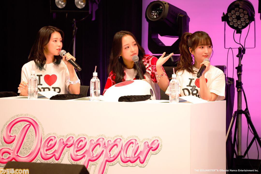 『アイマス シンデレラガールズ』Webラジオ“デレパ”公録イベント第12弾をリポート。プロデューサーが手掛ける今回の公録のテーマは“平成レトロ”。幼少期の微笑ましいエピソードやまさかのカバー曲も