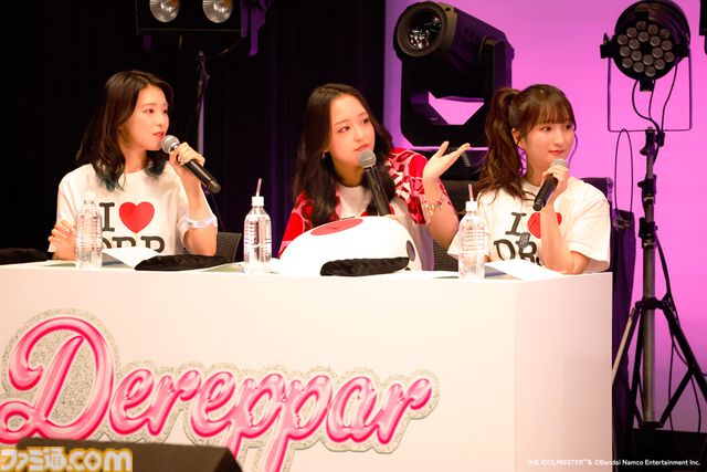 『アイマス シンデレラガールズ』Webラジオ“デレパ”公録イベント第12弾をリポート。プロデューサーが手掛ける今回の公録のテーマは“平成レトロ”。幼少期の微笑ましいエピソードやまさかのカバー曲も