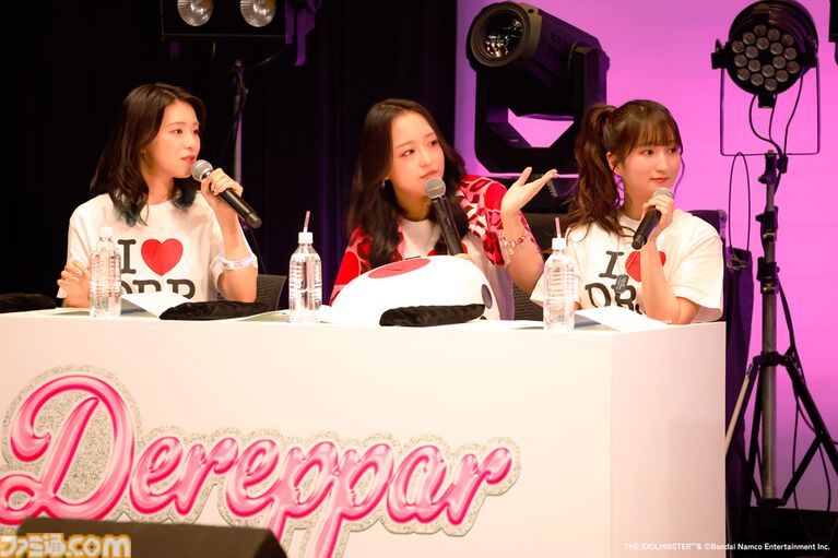 『アイマス シンデレラガールズ』Webラジオ“デレパ”公録イベント第12弾をリポート。プロデューサーが手掛ける今回の公録のテーマは“平成レトロ”。幼少期の微笑ましいエピソードやまさかのカバー曲も