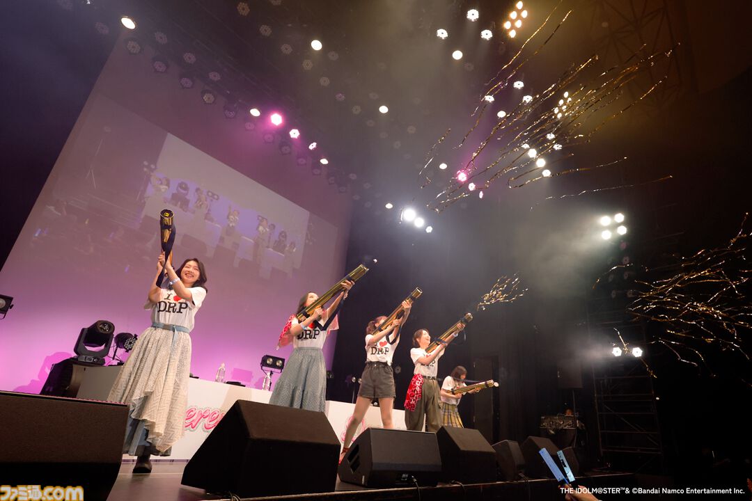 『アイマス シンデレラガールズ』Webラジオ“デレパ”公録イベント第12弾をリポート。プロデューサーが手掛ける今回の公録のテーマは“平成レトロ”。幼少期の微笑ましいエピソードやまさかのカバー曲も
